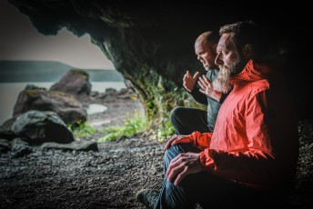 Andri shows me a special breathing technique to warm up quickly - rather than just relying on the effect of my clothes (photo by Frank Nieuwenhuis).