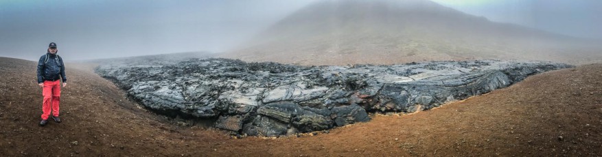 'We want to see the volcano'-attempt no. 1: After 45 minutes of walking we catch sight of a dark grey, slightly steaming lava field. Sulphur rises into our noses. One of the few visitors tells us that we have to climb a ridge to look into the crater, but that it is not worth it now because the visibility is too bad. Disappointed, we leave. It is not until attempt no. 4 that we are successful.