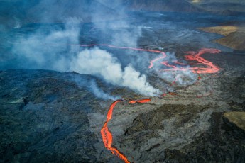 Blick von oberhalb des Kraters auf einen Lavastrom. Da alle Flächen um den Krater mit Lava gefüllt sind, kommt man nur noch per Flugzeug, Helikopter - oder wie hier - per Drohne näher heran.

