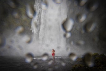 Shortly after another test bath in the pool of Skogarfoss. The wind and the spray of the waterfall are enormous, the drops blow partly horizontally - the water drops on the lens testify this.