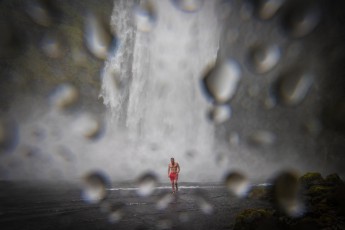 Kurz nach einem weiteren Testbad im Becken des Skogarfoss. Der Wind und die Gischt des Wasserfalls sind enorm, die Tropfen wehen teils waagerecht - davon zeugen die Wassertropfen auf dem Objektiv.

