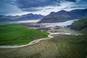 Blick auf die Gletscher Svinafellsjökull im Vordergrund und dahinter der Skaftafellsjökull.
