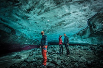 In einer Eishöhle am südlichen Ende des Vatnajökull.

