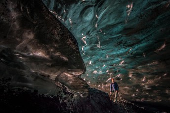 Das Licht, die Farben und die Eisformationen dieser Höhle sind überwältigend schön! Und vergänglich: Jährlich schmilzt der Gletscher um etwa siebzig Meter.

