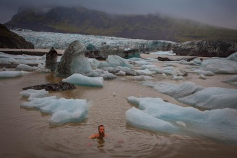 Mein Bad in der Lagune des Svinafellsjökulls.

