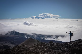 Christoph auf dem Weg zum Gipfel des Vulkans Piton de la Fournaise.
