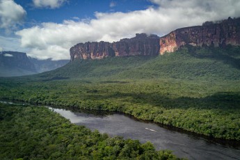 Blick über die faszinierende Landschaft des Canaima Nationalparks