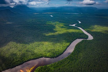 Blick aus dem Flugzeug über den Fluss Kerepakupai Merú, auf dem wir zum Salto Angel fahren.