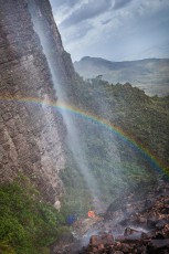 Eine sehr steile wie rutschige Passage führt unterhalb eines Wasserfalls zum Roraima hoch.