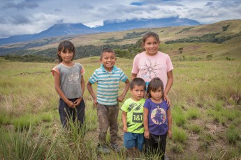 Children of the village of Paraltepuy. In the background the two tepuis: Kukenán on the left, Roraima on the right.