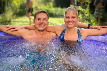 Happy im Eisbad: Unsere Gäste Arne und Sarina.

Happy in the ice bath: our guests Arne and Sarina.