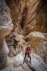 Sukee bestaunt die bizarren Felsformationen der Höhle.