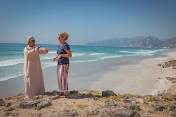 Guide Ali erläutert Annette in unermüdlicher Begeisterung Details dieses wunderschönen Strandes am Indischen Ozean.