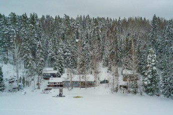 Die Seminarlocation etwa zwei Autostunden von Espoo entfernt. Im Vordergrund sind die beiden Eisbadestellen zu erkennen.