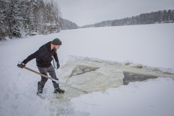 Oki saws a triangular pool free. It freezes over again in just one hour.