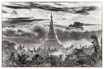 Die Shwedagon Pagode nach einem Monsunschauer.