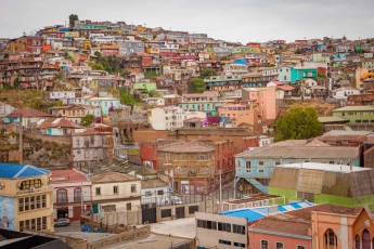 Countless colourful houses adorn the hills of Valparaiso and turn the city into a lively mosaic.
