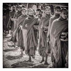 Heiter gelassene Mönche während ihres täglichen Almosengangs in Sittwe.