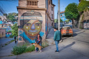 Straßenszene in Valparaiso. Die Stadt ist auf 42 Hügeln erbaut, die sich teilweise bis auf 360 Metern Höhe erstrecken.