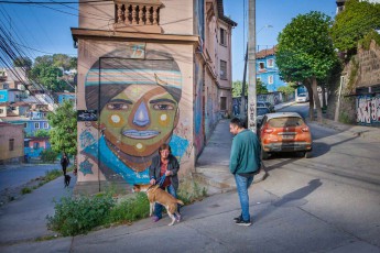 Street scene in Valparaiso. The city is built on 42 hills, some of which rise up to 360 metres above sea level.