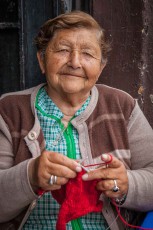 Valparaiso, Mercado Puerto: Rebecca Munoz knits red winter pants. It takes a day. One pair costs the equivalent of 3 euros.