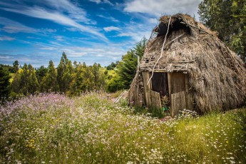 Eine etwas verfallene, traditionelle Behausung genannt Ruka.