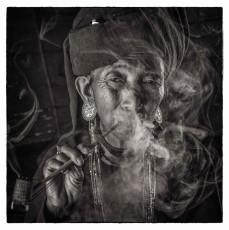 Im Stamm der Akhu, die sich vor Jahrhunderten von den Akha separierten, rauchen nur die Frauen eine spezielle Tabakmischung. Nach vielen Zügen an ihrer Holzpfeife wird dieser Akhu-Frau schon etwas schwindelig.