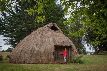 Auf dem Hof von Selma am Rudi See: Annette vor der gut erhaltenen Ruka, in der wir eine Nacht verbringen.