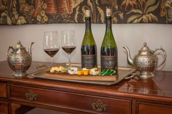 In der Villa des Weingutes Viña Tarapaca warten Weine und Käse auf ihre Verkostung.
