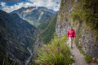 The respect that is demanded of you on this route, which is not free from vertigo, is also breathtaking: Annette on the old, very narrow Zhuilu trading route, from which you can look down many hundreds of metres onto the Liwu River.