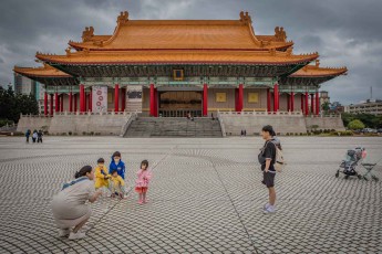 Platz der Freiheit: Familienausflug vor dem Nationaltheater
