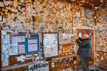 A bizarre and amusing ritual in an outbuilding of the Kitahama railway station: thousands of visitors immortalised themselves with business cards and small greetings.