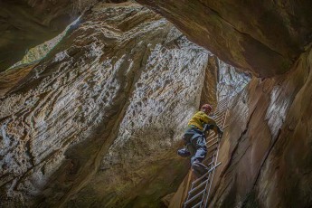 Gorge Alpine via ferrata: A long ladder leads out of the cave - through an opening in the cave ceiling.