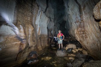 Santu Island: All alone, the five of us brace ourselves in the Millennium Cave. We are amazed by the rock structures and the cave ceiling, which is up to 50 metres high.
