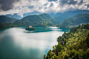 Like a romantic painting, Lake Bled spreads out between the wooded hills of the Julian Alps, with a fairytale island and baroque church in the middle – a scene that has enchanted visitors for centuries.
