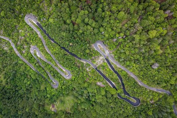 Like a grey serpent, the mountain road winds through hairpin bends in the dense beech forests of the Julian Alps. The Vršič Pass at 1,611 metres altitude is Slovenia's most spectacular panoramic road and the gateway to the Soča Valley.