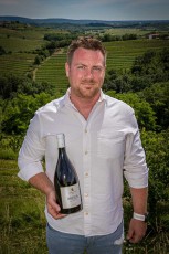 Winemaker Patrick Simčič proudly presents his 'Moja' in front of the terraced vineyards of his family estate. The charismatic oenologist is considered one of Slovenia's most innovative winemakers and cultivates international and indigenous grape varieties on 35 hectares.