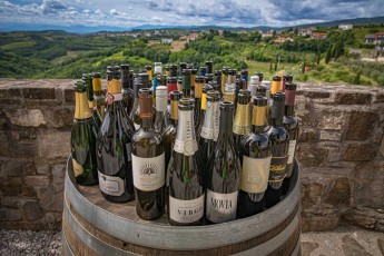 The fine wines of the Brda winegrowers are gathered in an old oak barrel – from mineral Sauvignon Blancs to elegant Chardonnays, each bottle reflects the unique microclimate – and probably also the thirst – of this Slovenian wine region.
