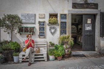 In front of the charming little shop ‘Nona Luisa’ in medieval Šmartno, a wooden bench invites you to take a pleasant break. Local products are sold here, including wine, cosmetics and olive oil.