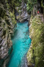 Like a hidden emerald, the turquoise waters of the Tolminka shine in what is probably the most spectacular spot in the gorge. Over thousands of years, the river has carved a 60-metre-deep gorge into the rock.
