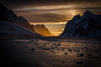 Die Sonne hinter dem Lemaire Channel scheint nicht untergehen zu wollen.
